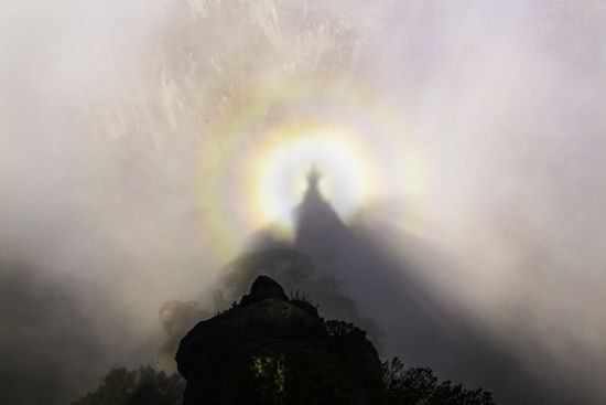 黄山：冬日罕见的“佛光”美景